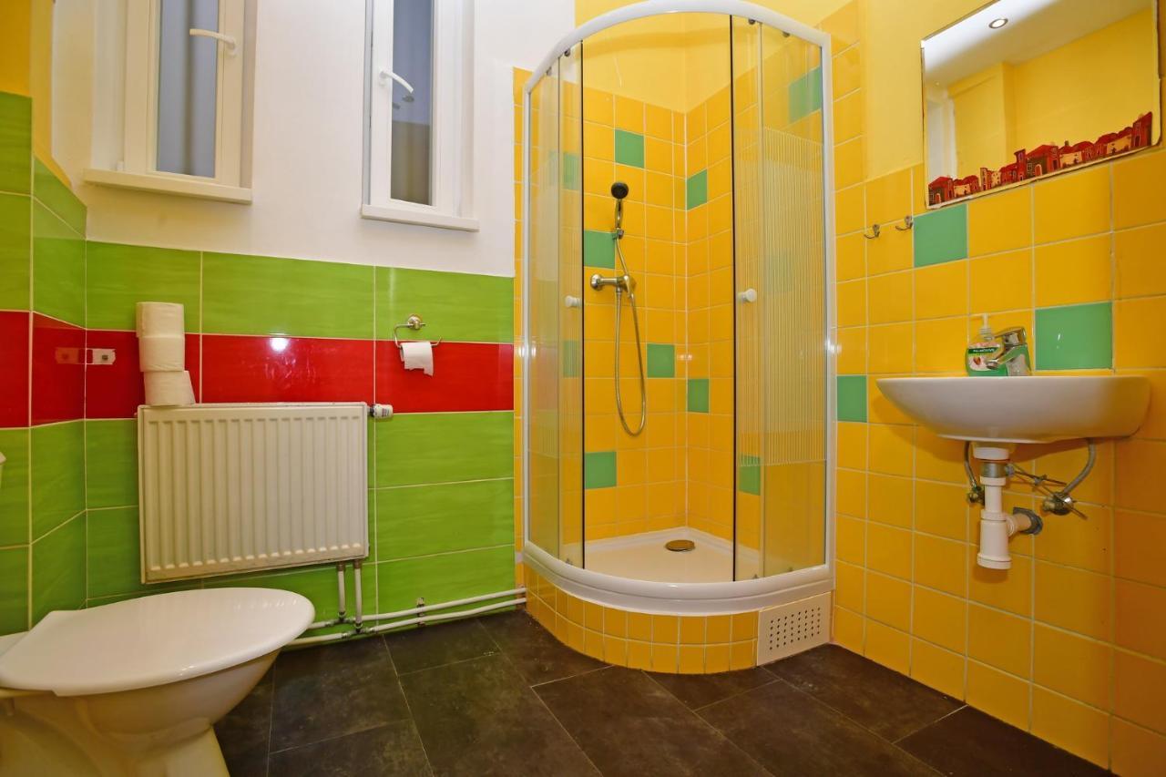 Benedikt City Center Hostel Prag Exteriör bild
