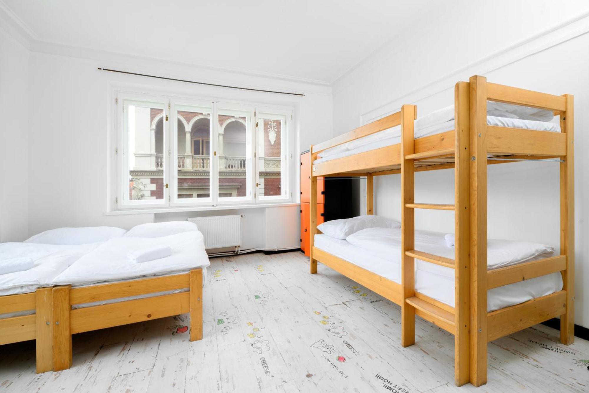 Benedikt City Center Hostel Prag Exteriör bild