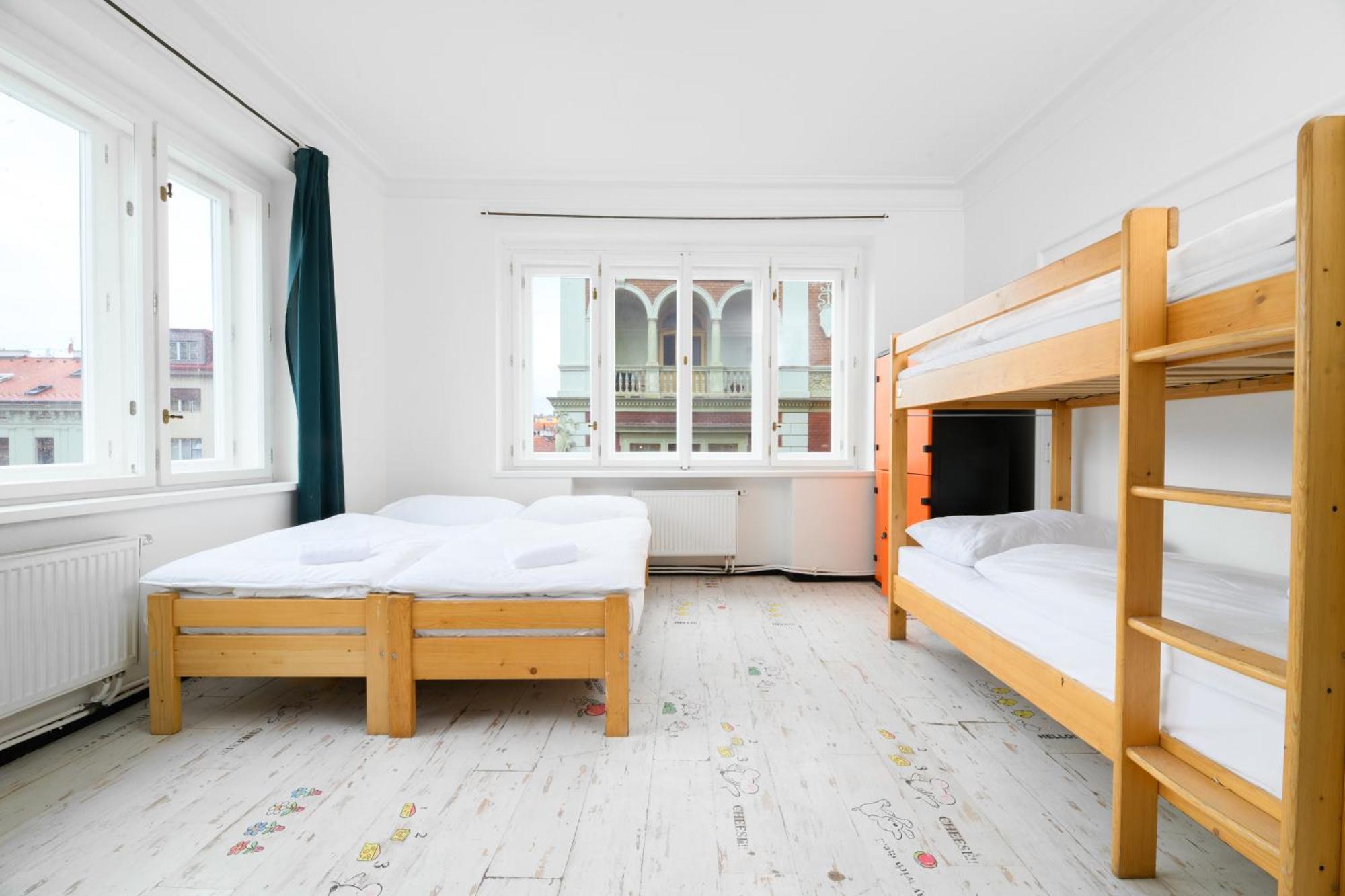 Benedikt City Center Hostel Prag Exteriör bild