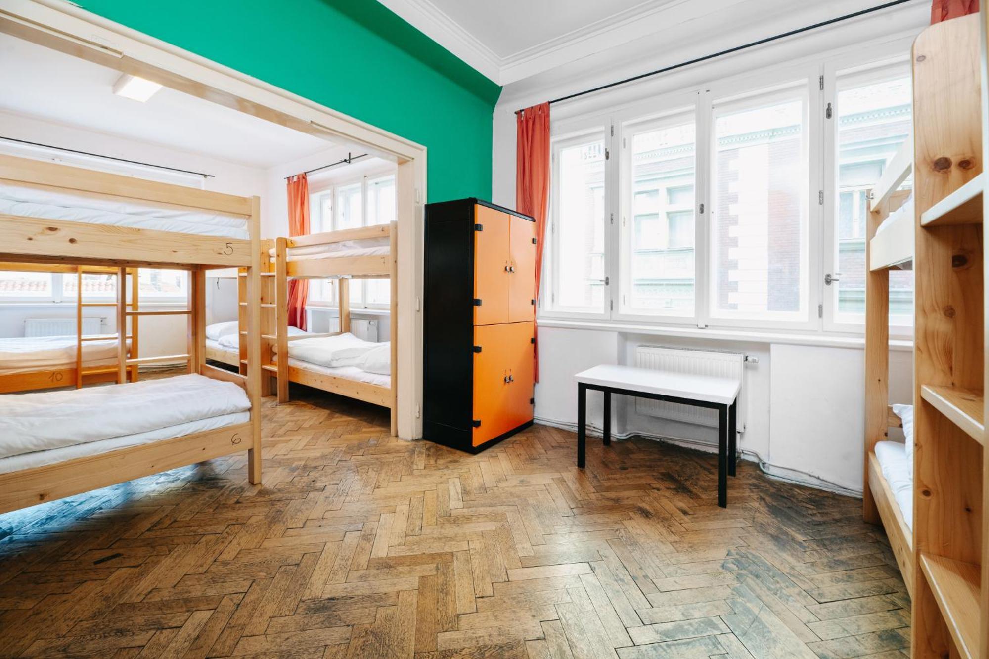 Benedikt City Center Hostel Prag Exteriör bild