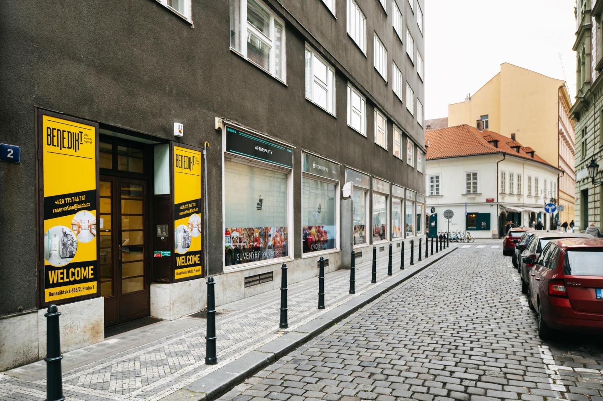 Benedikt City Center Hostel Prag Exteriör bild