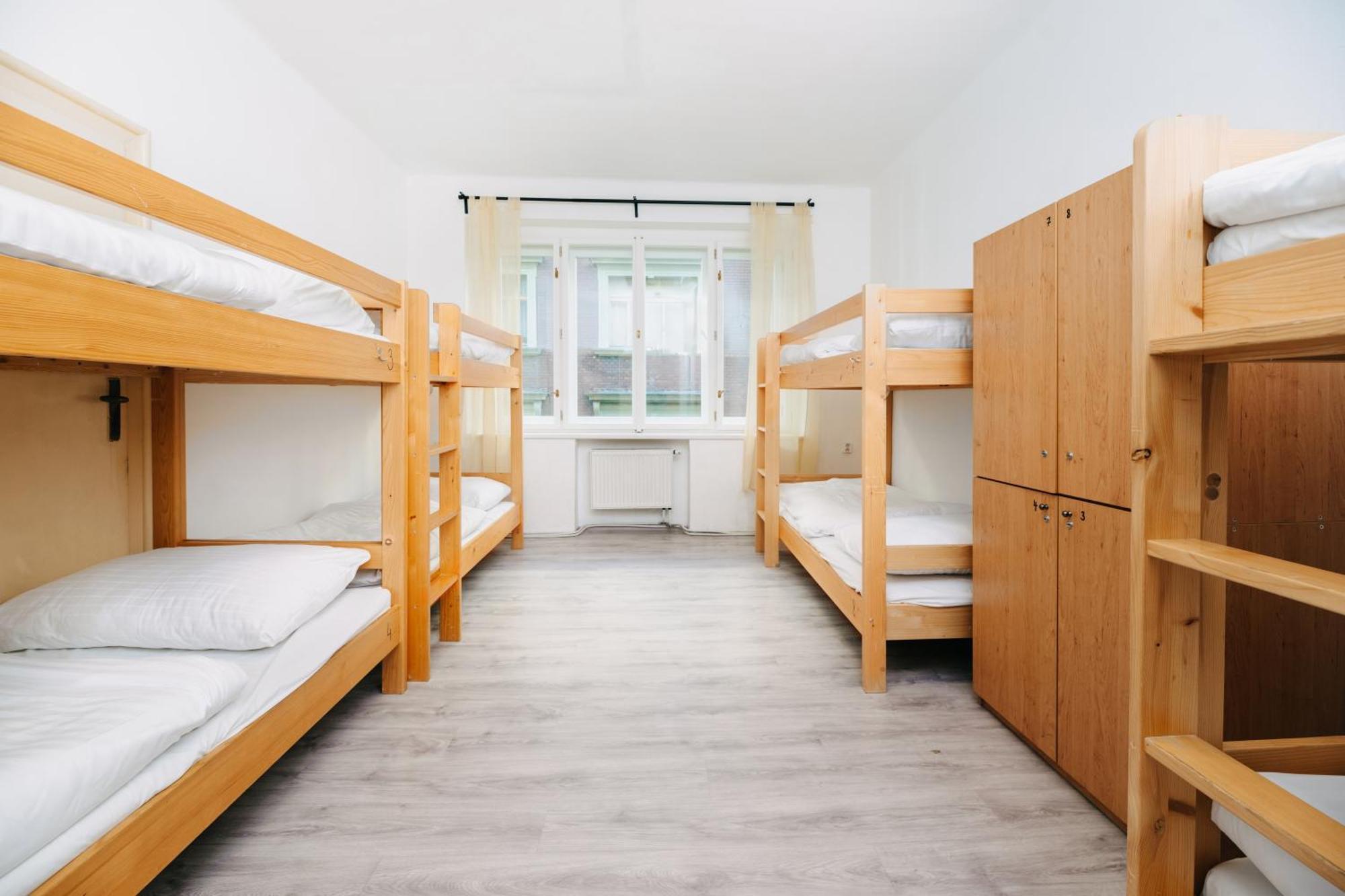Benedikt City Center Hostel Prag Exteriör bild