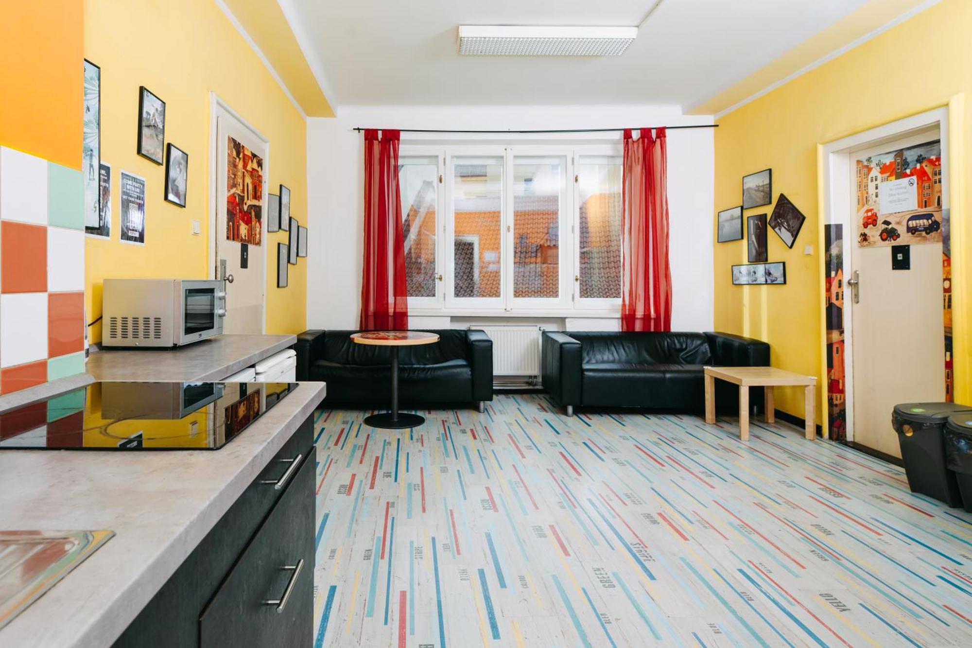 Benedikt City Center Hostel Prag Exteriör bild
